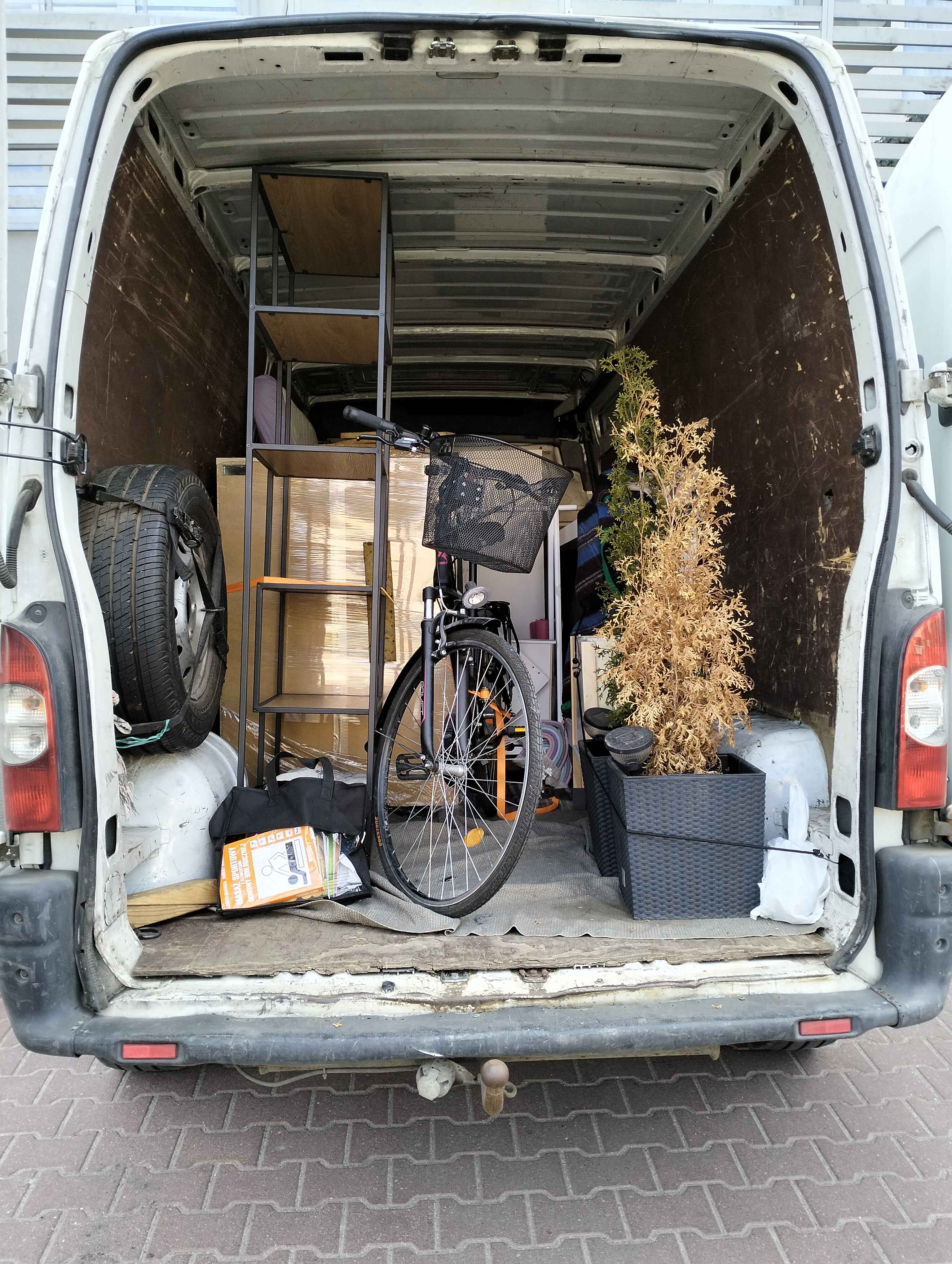 Przeprowadzka mieszkania - załadowany bus z meblami